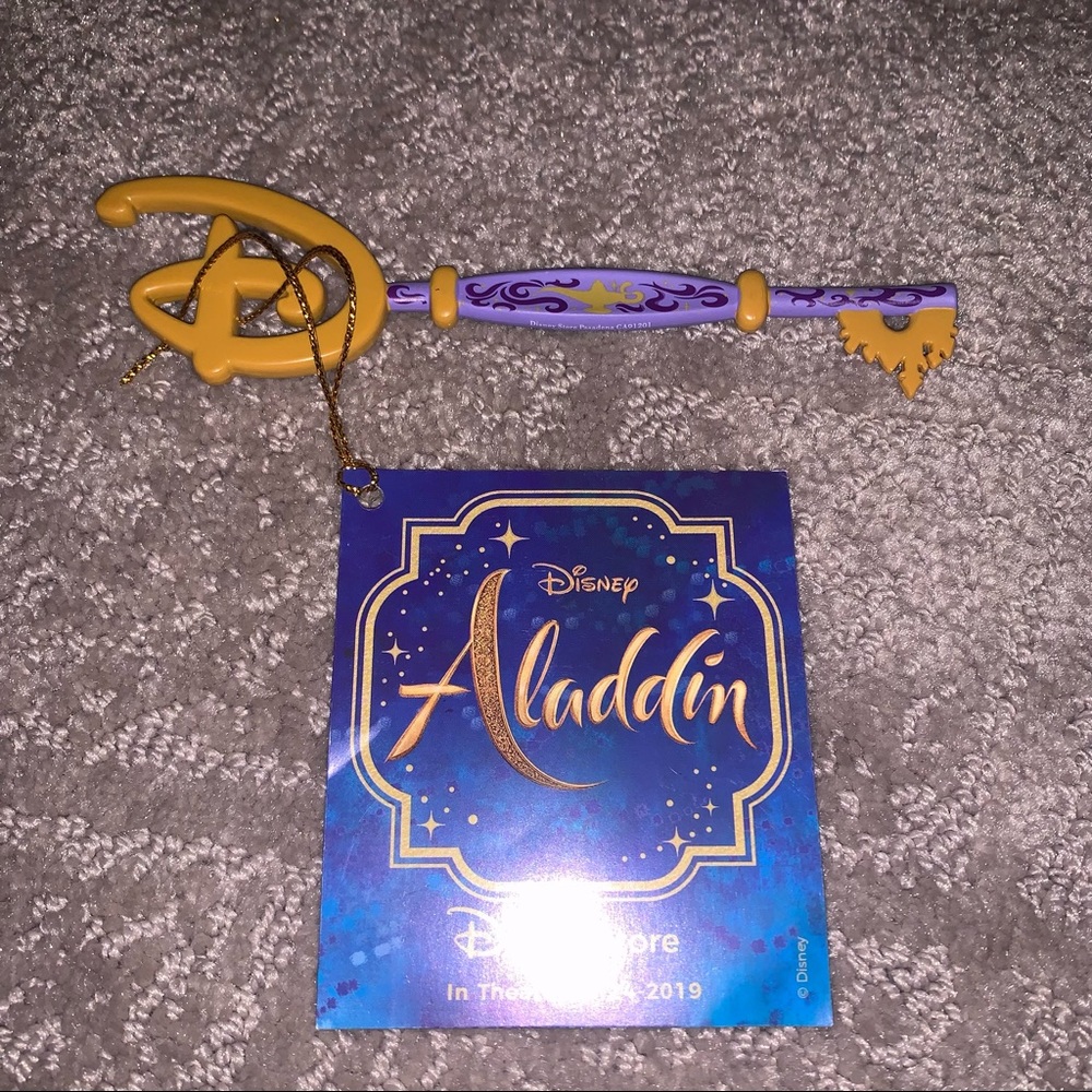 NWT Limited Edition 2019 Disney Store Aladdin Lamp Opening Ceremony Key